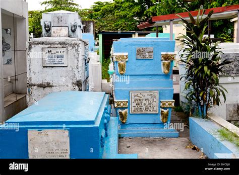 Typical Graves on the North Cemetery in Manila, Philippines Stock Photo - Alamy