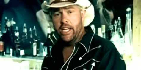 20 Years Ago: Toby Keith Hits #1 With "I Love This Bar"