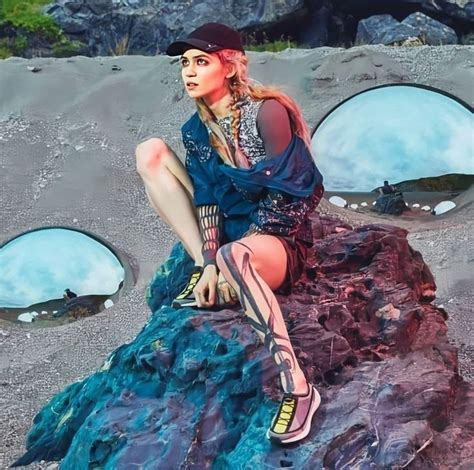 ethereal 💫 {#grimes} | Fashion silhouette, Grimes, Women in music