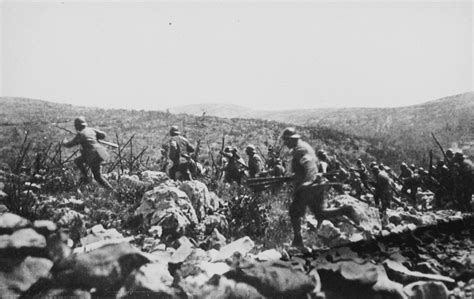 Italian infantry at the Ninth Battle of the Isonzo - 1 November 1916 ...