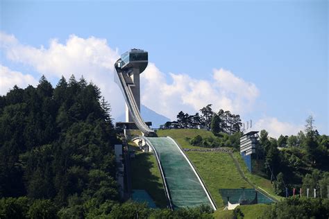 Die Skisprungschanze am Bergisel in Innsbruck im Sommer besuchen