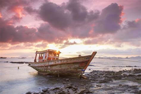 Premium Photo | Boat abandoned