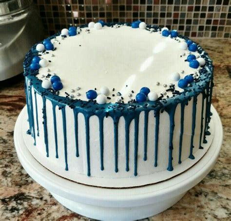 Blue and white drip cake | Bolos de aniversário, Ideias de bolos, Bolos de aniversário azuis