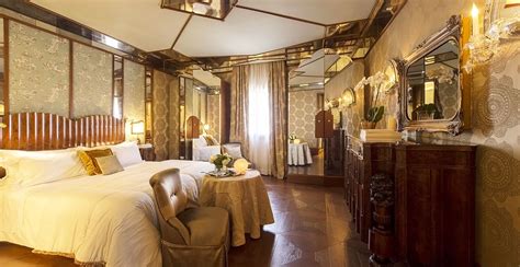 Discover the typical Venetian rooms and suites of the Metropole Hotel