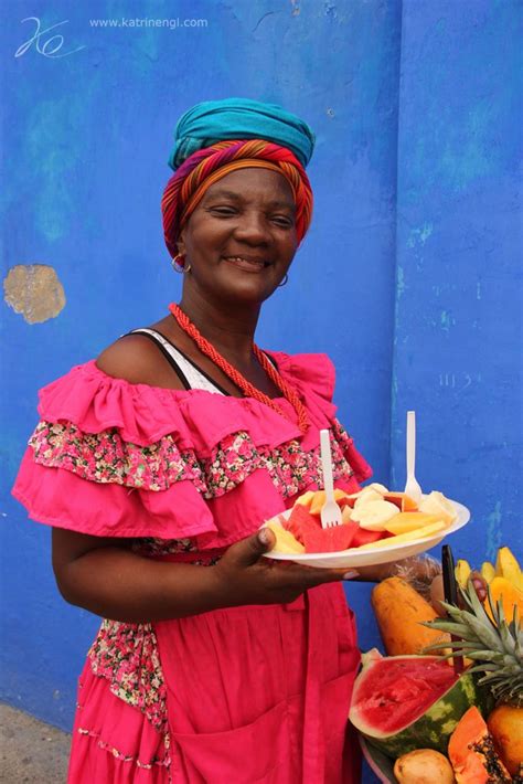 Afro Colombian woman with fruits in Cartagena | Colombian women, Colombian people, Cartagena