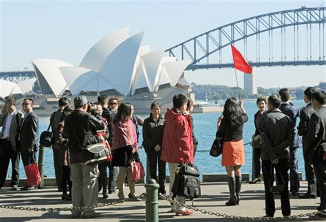 Foreign tourists’ spending in Australia reach a record 33.4 billion dollars – Tribune ...