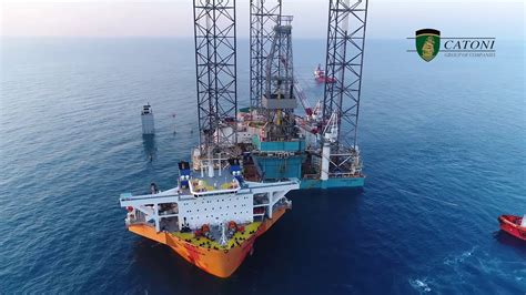 How is a jack-up rig offloaded from a heavy-lift vessel? - YouTube