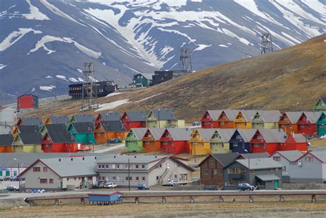 File:Longyearbyen colourful homes.jpg - Wikimedia Commons