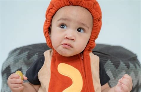 8 Potret Cipung Cosplay Jadi Hotdog untuk Rayakan Halloween, Gemes Maksimal!