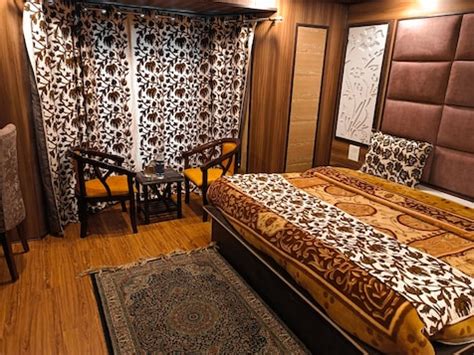 Hotel Zahgeer Continental Gulmarg at ₹ 9646 - Reviews, Photos & Offer