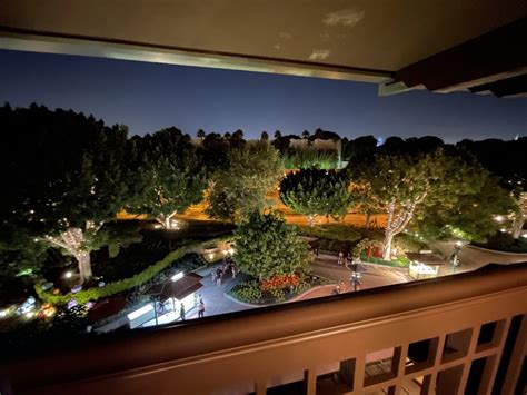 PHOTOS, VIDEO: Tour a King Bed Downtown Disney District View Room at ...