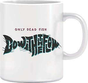 مج سيراميك بطبعة عبارة «Only Dead Fish» مطبوع عليه عبارة «Only Dead Fish» مع رسومات حصرية ونصوص ...