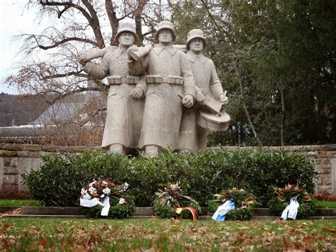 WEBS OF SIGNIFICANCE: War memorials and Holocaust reminders in Germany