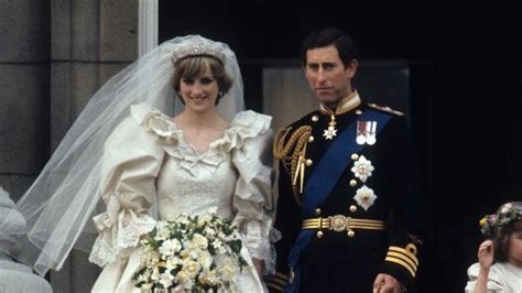 Royal wedding: Charles and Diana wave to crowds - BBC News