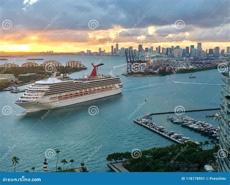 Port Miami, Dodge Island Cruise Port Editorial Photo - Image of skyline, departing: 118178951