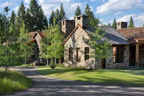 A homestead in Montana blends rustic and modern details | Mountain home interiors, House, home ...