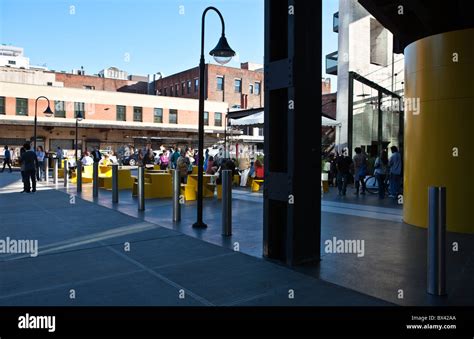 U.S.A., New York, Manhattan, a restaurant of the High Line Stock Photo ...