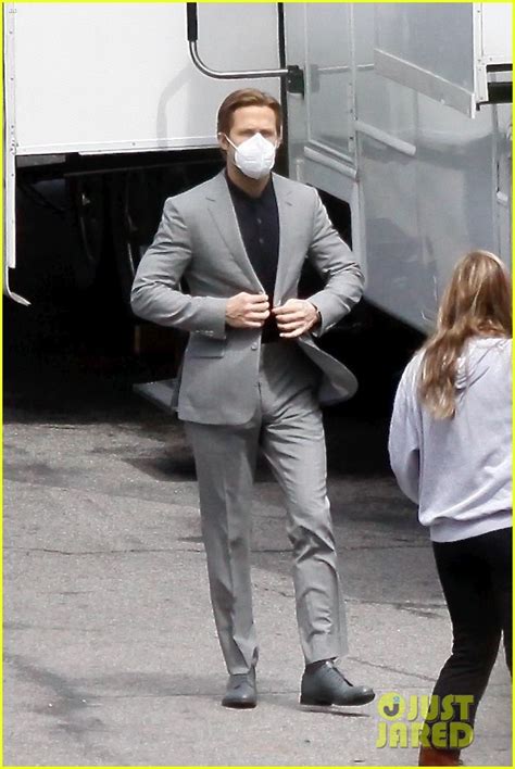 Ryan Gosling Suits Up in Gray on 'The Gray Man' Set - New Photos ...