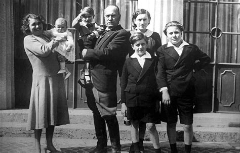 Benito Mussolini with his family, 1930 [1000 x 641] : r/HistoryPorn