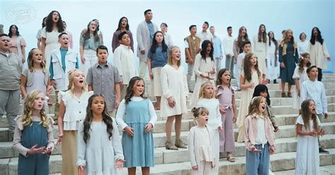 Children’s Christmas Choir Delights in ‘What Child Is This’ – Variety Show