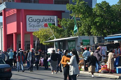 Pics: Cops help control long queues | Daily Sun