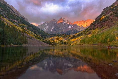 Maroon Bells in Fall, Colorado - Fall foliage season is approaching ...