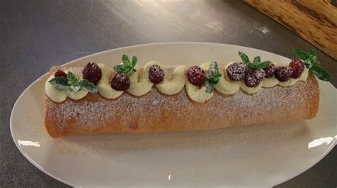 Swiss roll with raspberries | James martin recipes, Swiss roll, Recipes