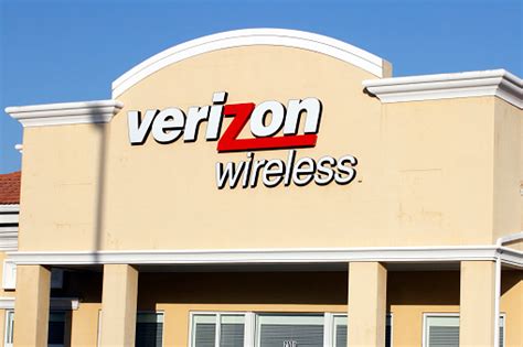 Verizon Wireless Sign And Upper Storefront Stock Photo - Download Image Now - Architecture, Blue ...