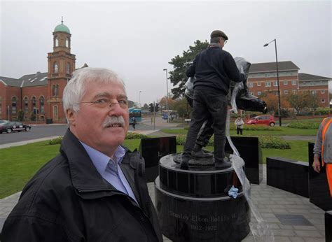 Pictures: Stan Hollis memorial statue lifted into place - Teesside Live