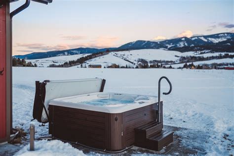 Relaxing in a hot tub in winter has special advantages. Learn about ten ...