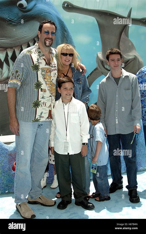 BRAD GARRETT & FAMILY FINDING NEMO WORLD PREMIERE HOLLYWOOD LOS ANGELES USA 18 May 2003 Stock ...