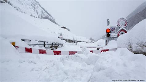 Heavy snowfall cuts off Alpine towns in Switzerland and Austria | Europe| News and current ...