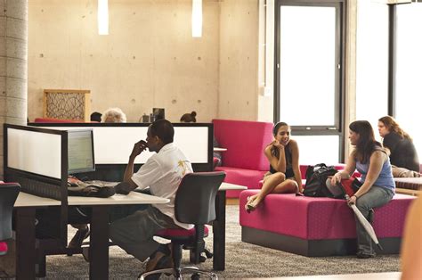 Kelvin Grove Library | Students studying in the library | Queensland ...