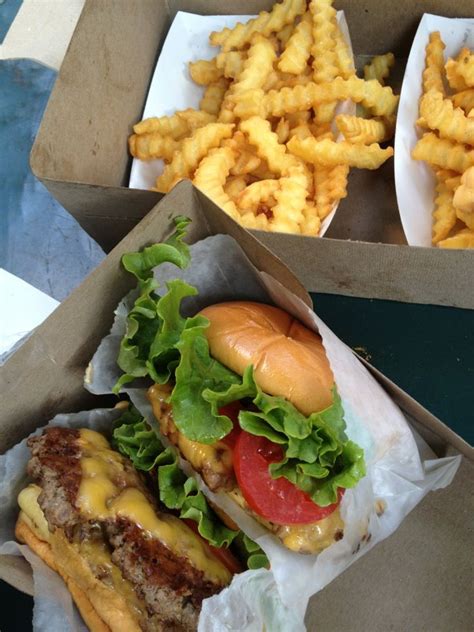 Shake Shack in New York, NY ($4 plain hamburger) Pretty Food, Cute Food, I Love Food, Yummy Food ...