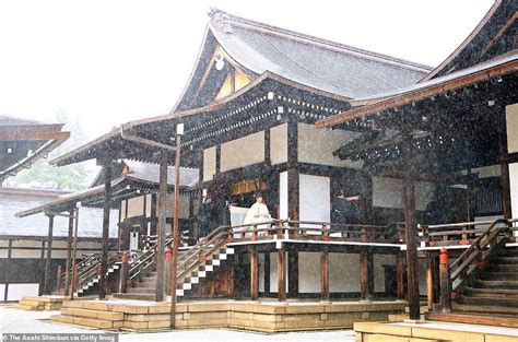 Japan's new Emperor Naruhito is enthroned in centuries-old ceremony ...