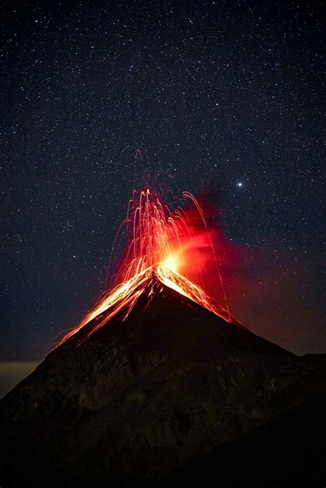 Volcan En éruption La Nuit Sous Le Ciel étoilé · Photo gratuite