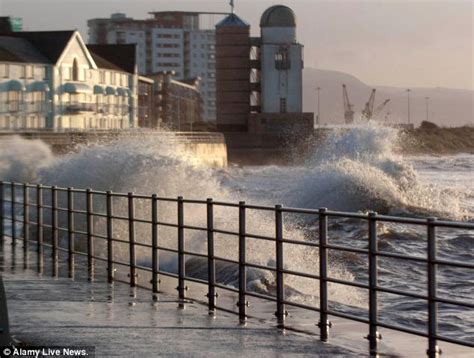 UK weather: Britain to be battered by 70mph winds and torrential ...