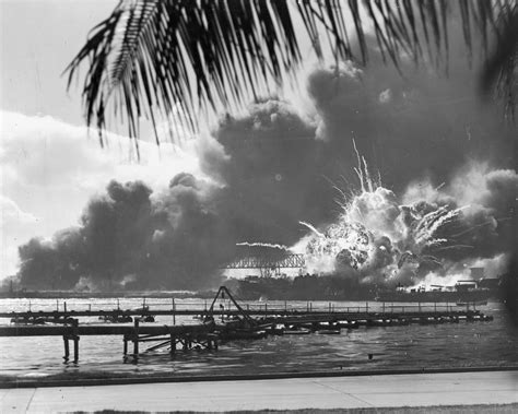 File:USS SHAW exploding Pearl Harbor Nara 80-G-16871 2.jpg - Wikipedia ...