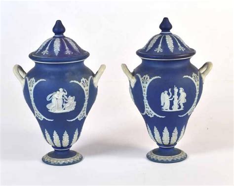 Neoclassical Wedgwood Jasperware Urns - Wedgwood - Ceramics