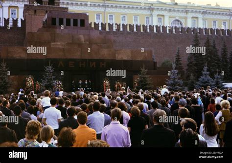 1972 Russia (R) - Visitors outside of Lenin's Tomb in Moscow in the early 1970s Stock Photo - Alamy