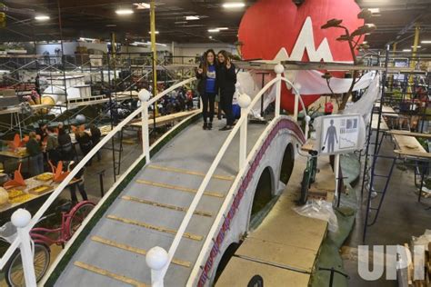 Photo: Volunteers Prepare Floats for the Rose Parade in Pasadena ...