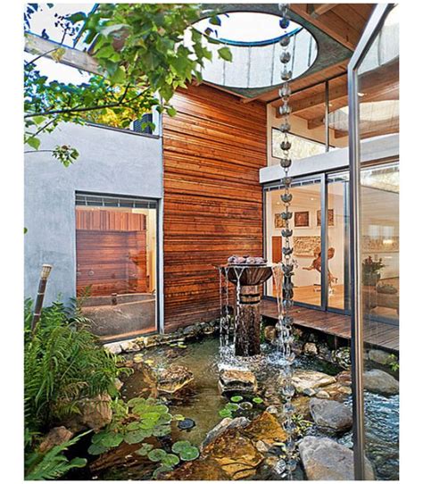 Indoor courtyard with plants (centre of the house)