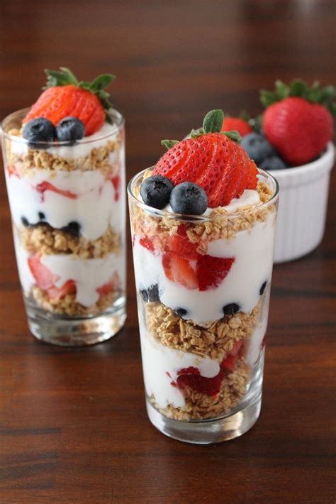 fruit parfait | Healthy yogurt parfait, Yogurt and granola, Healthy parfait