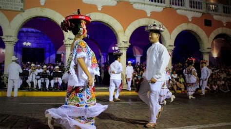 Nightlife in Merida, Serenade in Santa Lucía, Vaquería, Trova Yucateca