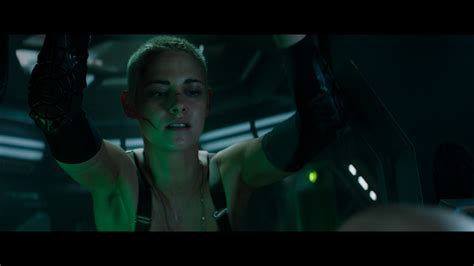 Kristen Stewart Underwater / In Underwater Kristen Stewart Gets Her ...