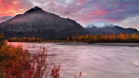 Sunrise over the Brooks Range mountains, north of Coldfoot, Alaska, USA ...