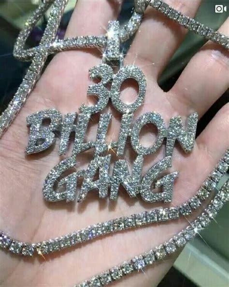 '30 Billion Gang’ – Davido Shows Off His Newly Customized Necklace ...