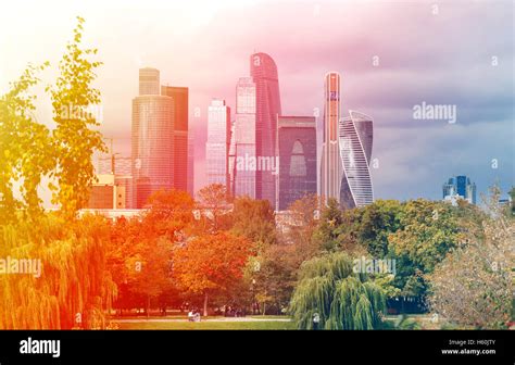 Modern skyscraper architecture hi-res stock photography and images - Alamy