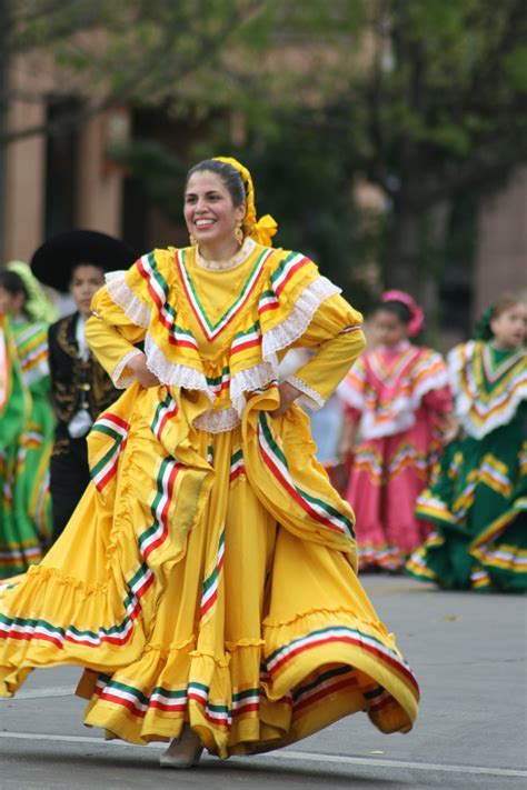 Traditional Mexican Dance Costumes / Traditional Cinco De Mayo Costumes ...