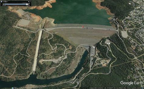 Oroville Dam: extraordinary erosion, and a crisis, on the spillway ...